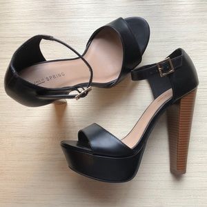 Black pumps